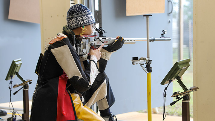 Balance in the kneeling position for rifle shooting