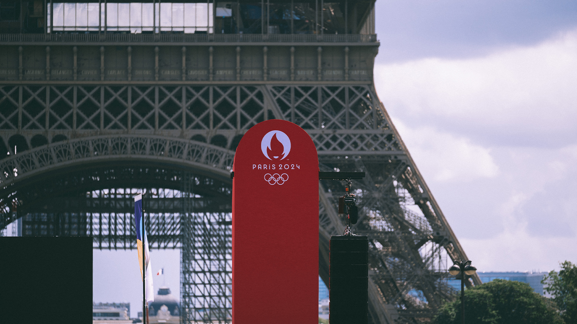 Eiffel Tower and Paris 2024 logo